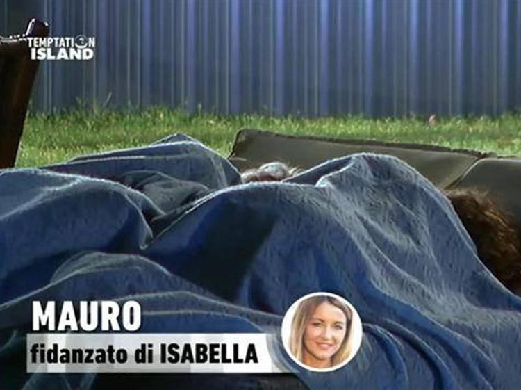 Mauro e Marta sotto le coperte. Foto da Facebook