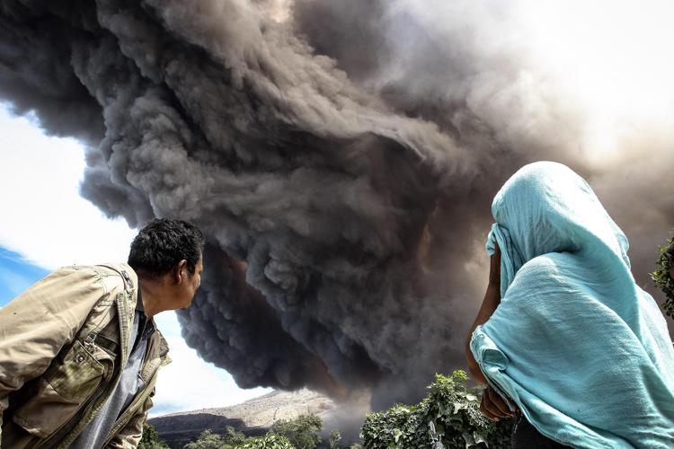 L'eruzione del vulcano Karo, Sumatra (Infophoto)