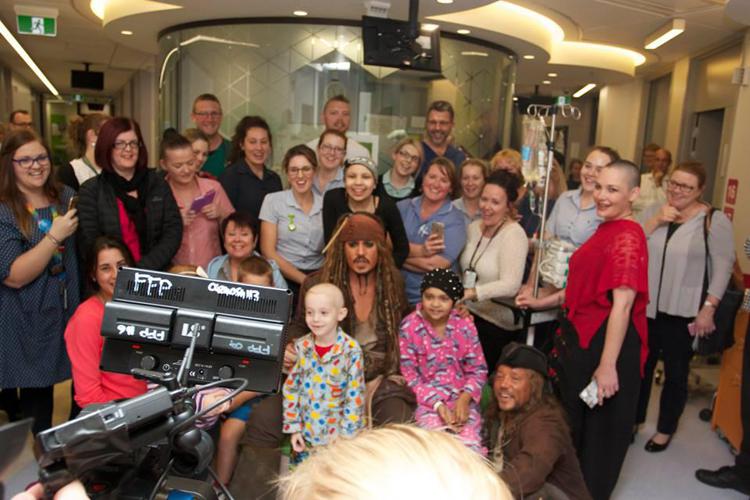 Johnny Depp insieme a  pazienti e operatori sanitari - Foto Children's Health Queensland