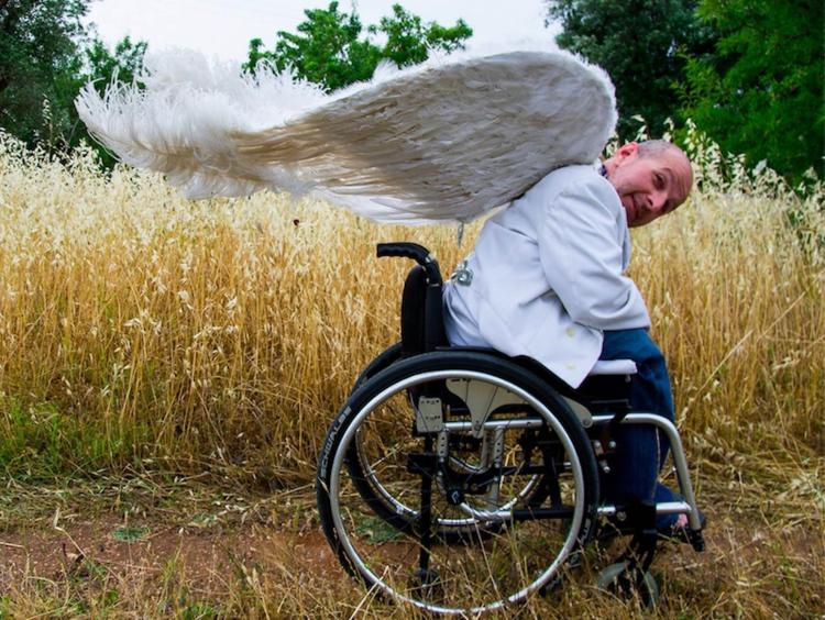 Fabrizio, alias 'Rotex', autore del progetto 'Rotellando', sulla sua sedia a rotelle