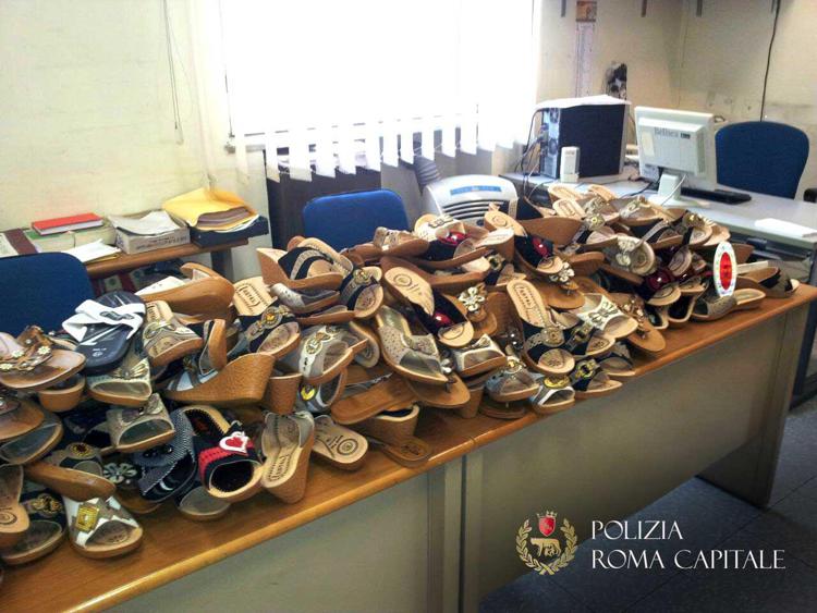Roma: banco di scarpe rubate al mercato, denunciato dai vigili