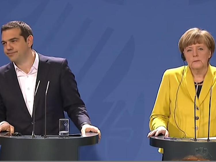 Il premier greco Alexis Tsipras e la cancelliera tedesca Angela Merkel (Foto Afp)