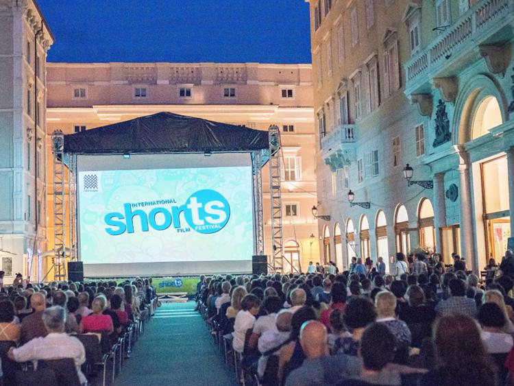 Piazza Verdi a Trieste allestita con lo schermo di ShorTS (Foto dal sito ufficiale del festival)