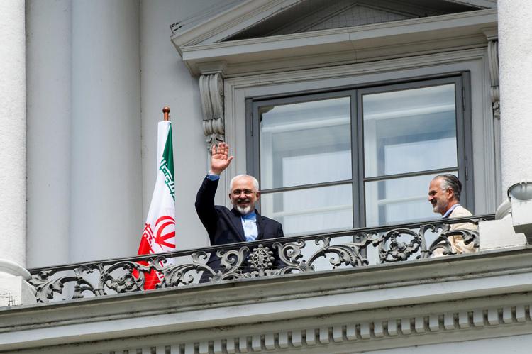 Il ministro degli Esteri iraniano Javad Zarif sul balcone del Coburg Palace a Vienna (Infophoto) - INFOPHOTO