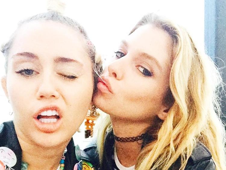 Miley Cyrus e Stella Maxwell (Dal profilo Instagram della cantante)