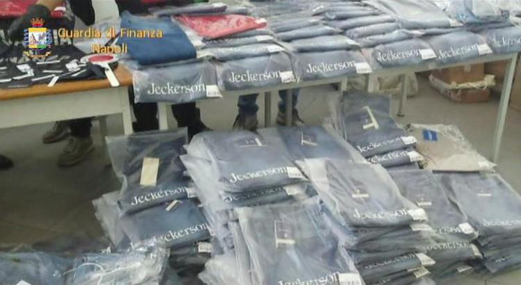 Napoli: jeans 'tarocchi' in un seminterrato, falsi anche ologrammi anti-contraffazione