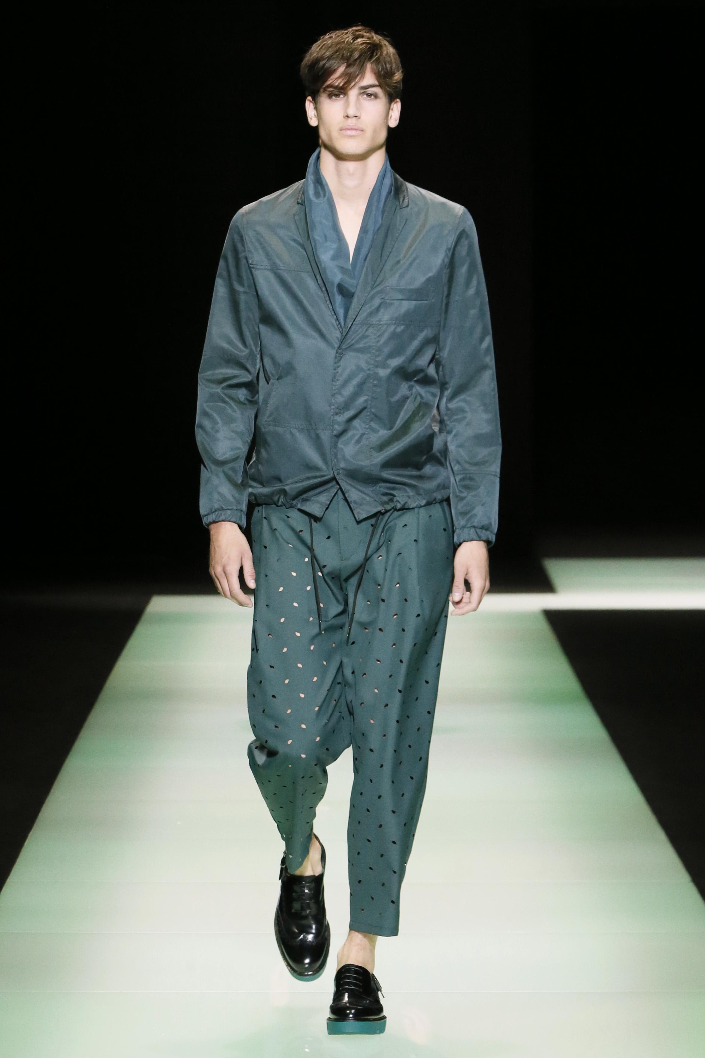 I pijama pants di Emporio Armani abbinati a una giacca a vento nella palette petrolio