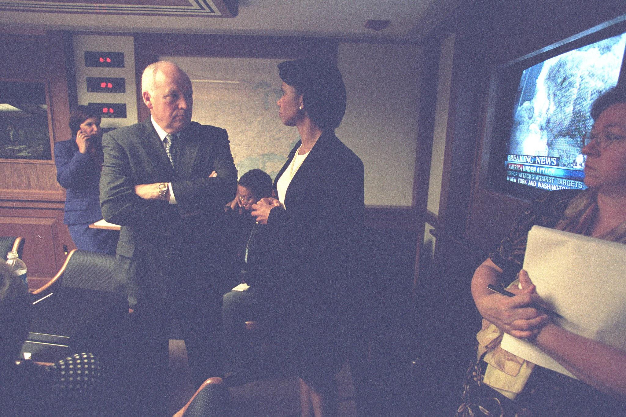 Lo shock, l’orrore e la tensione per gli attacchi terroristici dell’11 settembre 2001 sui volti del presidente George Bush, del vicepresidente Dick Cheney e del consigliere della sicurezza nazionale Condoleezza Rice. (Flickr/US National Archives)
