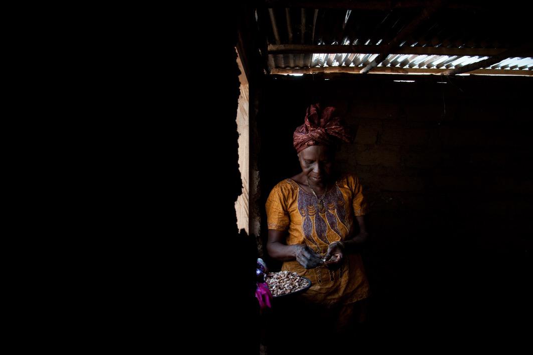 Makeni (Sierra Leone), Isatu Fallah, 60 anni, prepara l'anacardio prima di essere impacchettato e venduto.