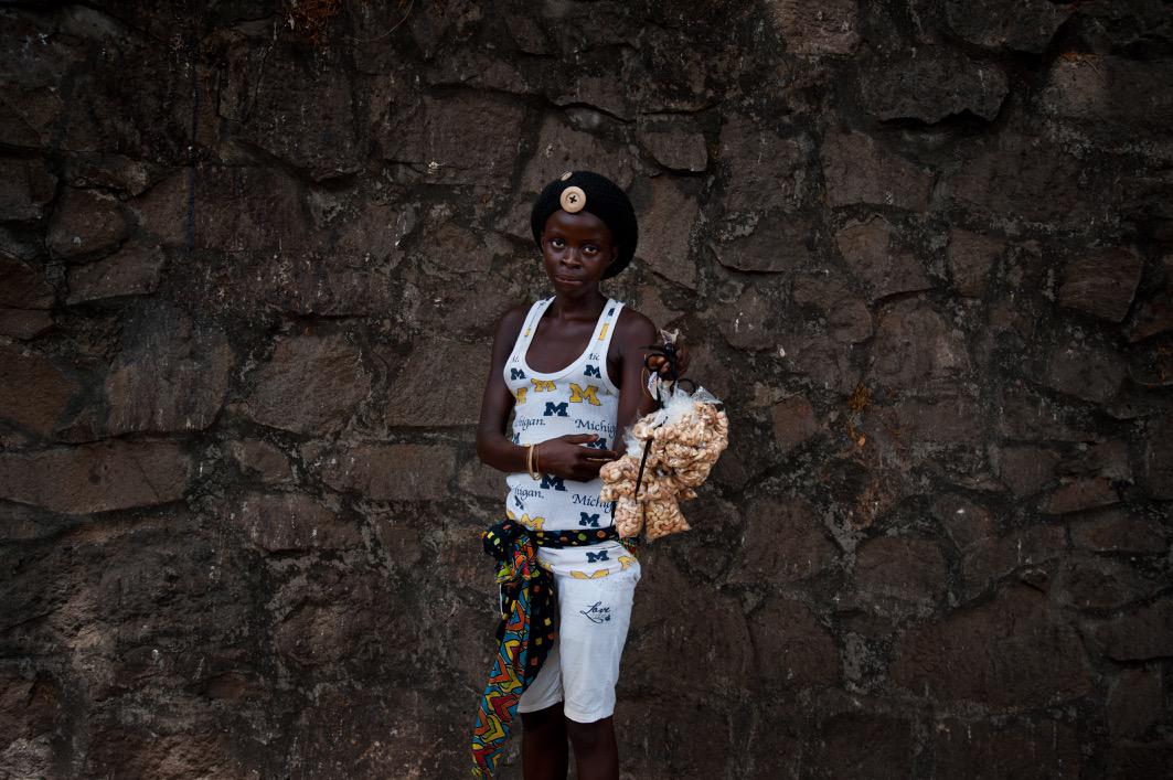 Freetown (Sierra Leone), Kadiatu Kargbo, 12 anni, vende anacardi lungo Gloucester Street.