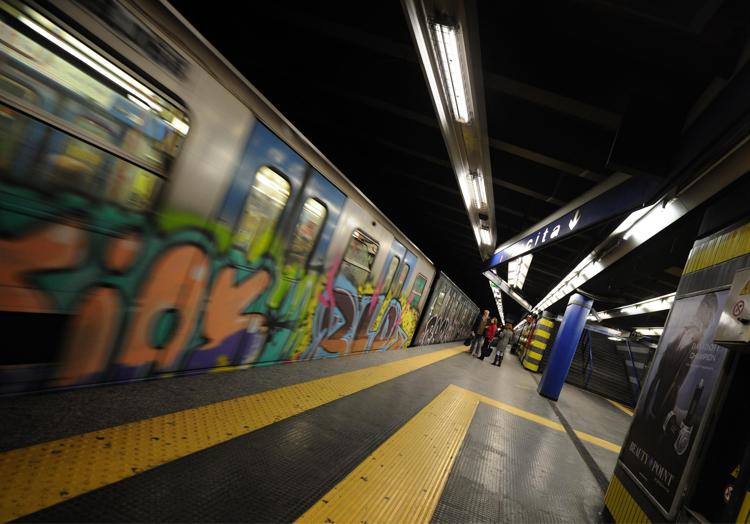 Metro B guasta a Termini, passeggeri tentano di aggredire il macchinista
