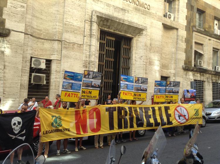Petrolio: associazioni in sit-in contro trivellazioni offshore
