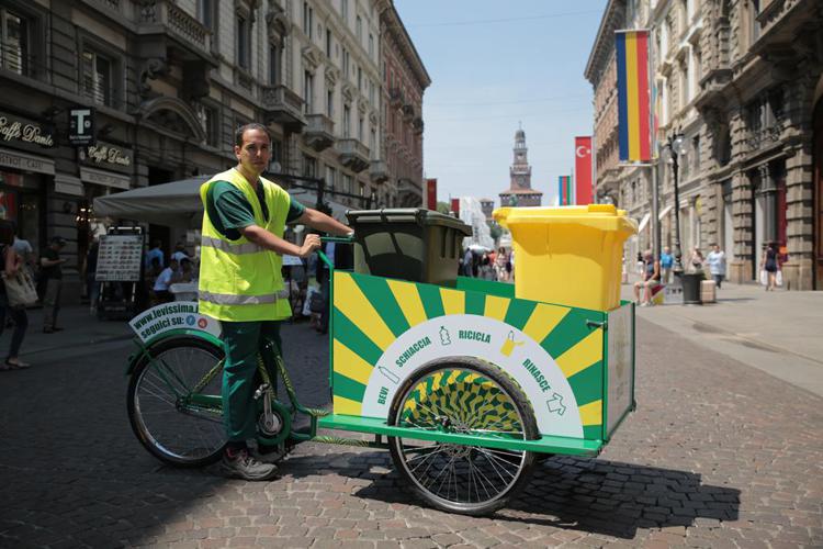 Rifiuti: a Milano la differenziata viaggia su due ruote