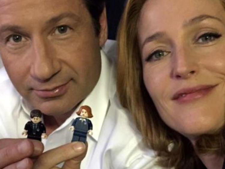 'Vogliamo l'X-Files Lego', l'appello di Dana Scully su Twitter /Video
