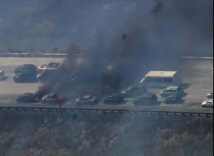 Terrore in California, un incendio lungo l'autostrada investe le auto /Video