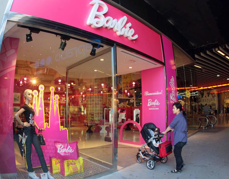 Mattel: perdita 11,4 mln in secondo trimestre, calo a doppia cifra per la Barbie