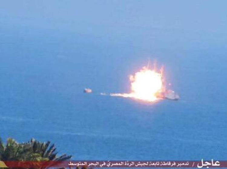 Is attacca nave militare egiziana: colpita con un missile /Guarda