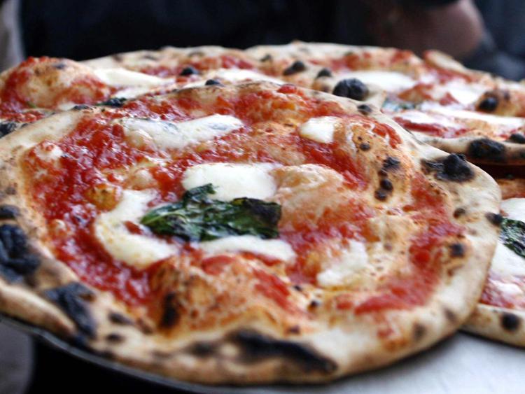 La pizza 'divide' il Paese: low cost a Napoli, a Milano costa di più