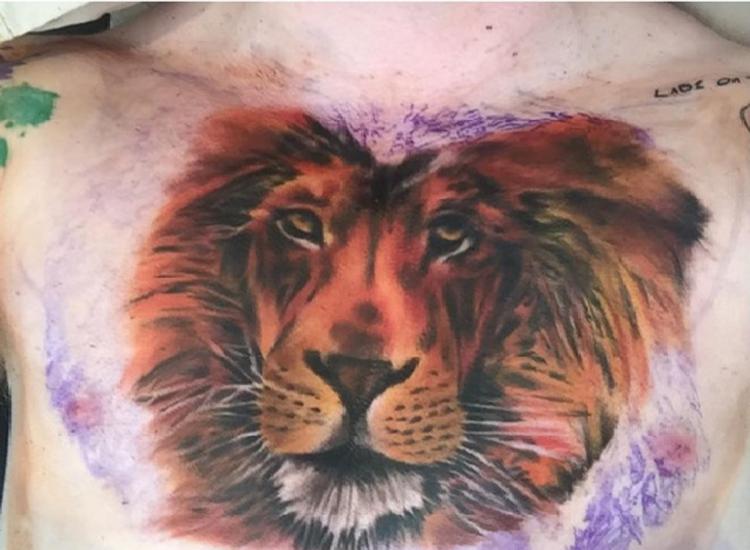 Il leone tatuato sul petto di Ed Sheeran (foto tratta dal profilo Instagram)