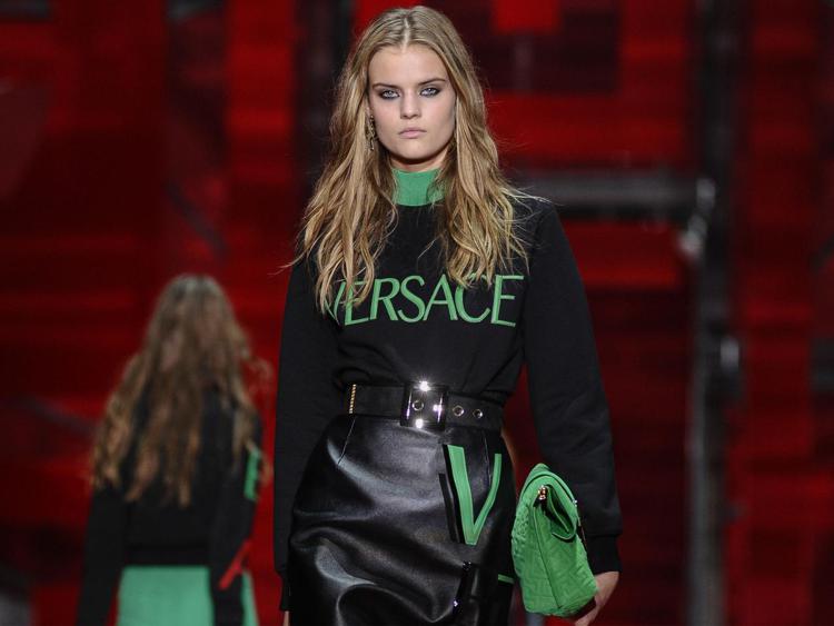 Le lettere di Versace versione  oversize nella collezione per l'autunno-inverno 2015/2016 (foto Infophoto) - INFOPHOTO