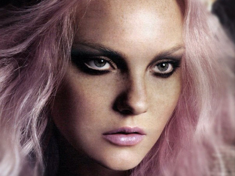 La modella Caroline Trentini con le chiome rosa in uno scatto pubblicato sul suo profilo Instagram