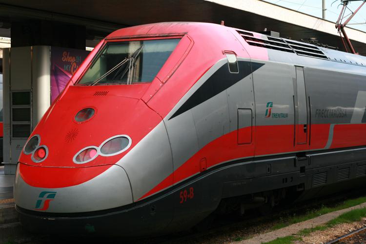 Ferrovie: chiede biglietto a viaggiatore, sputi contro addetto Fs a Termini