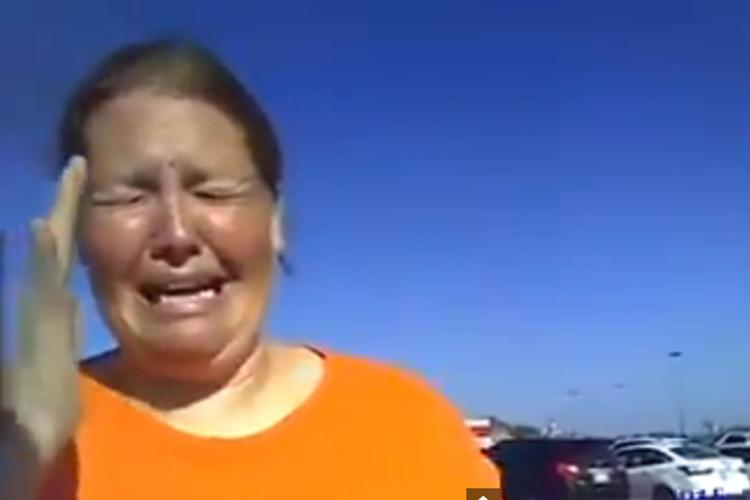 Lascia bimba dentro auto al sole, madre disperata fermata da polizia /Video