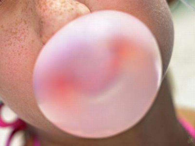 Troppe ore a masticare chewing gum, mandibola in tilt per 38enne inglese