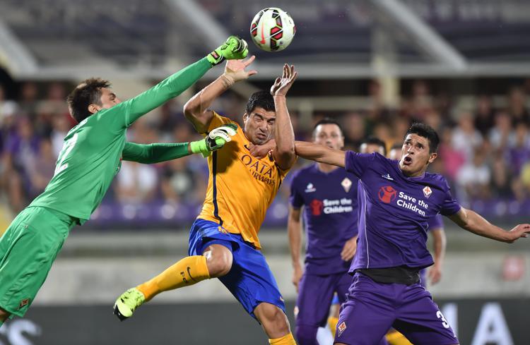 Il portiere della Fiorentina Tatarusanu anticipa Suarez (Infophoto) - INFOPHOTO