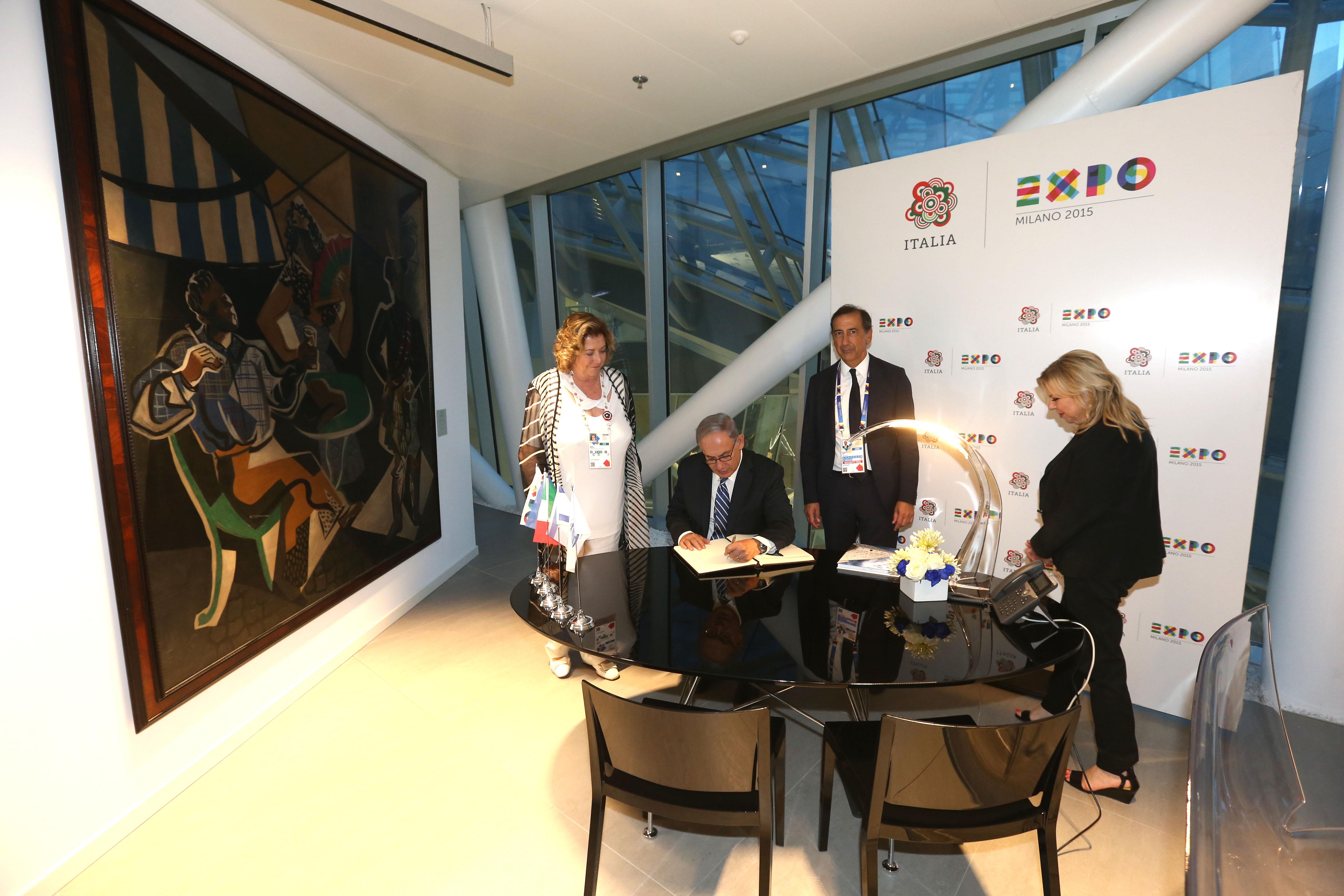 Benjamin Netanyahu firma il libro onore di Padiglione Italia alla presenza della presidente di Expo 2015 spa Diana Bracco e del commissario unico Giuseppe Sala