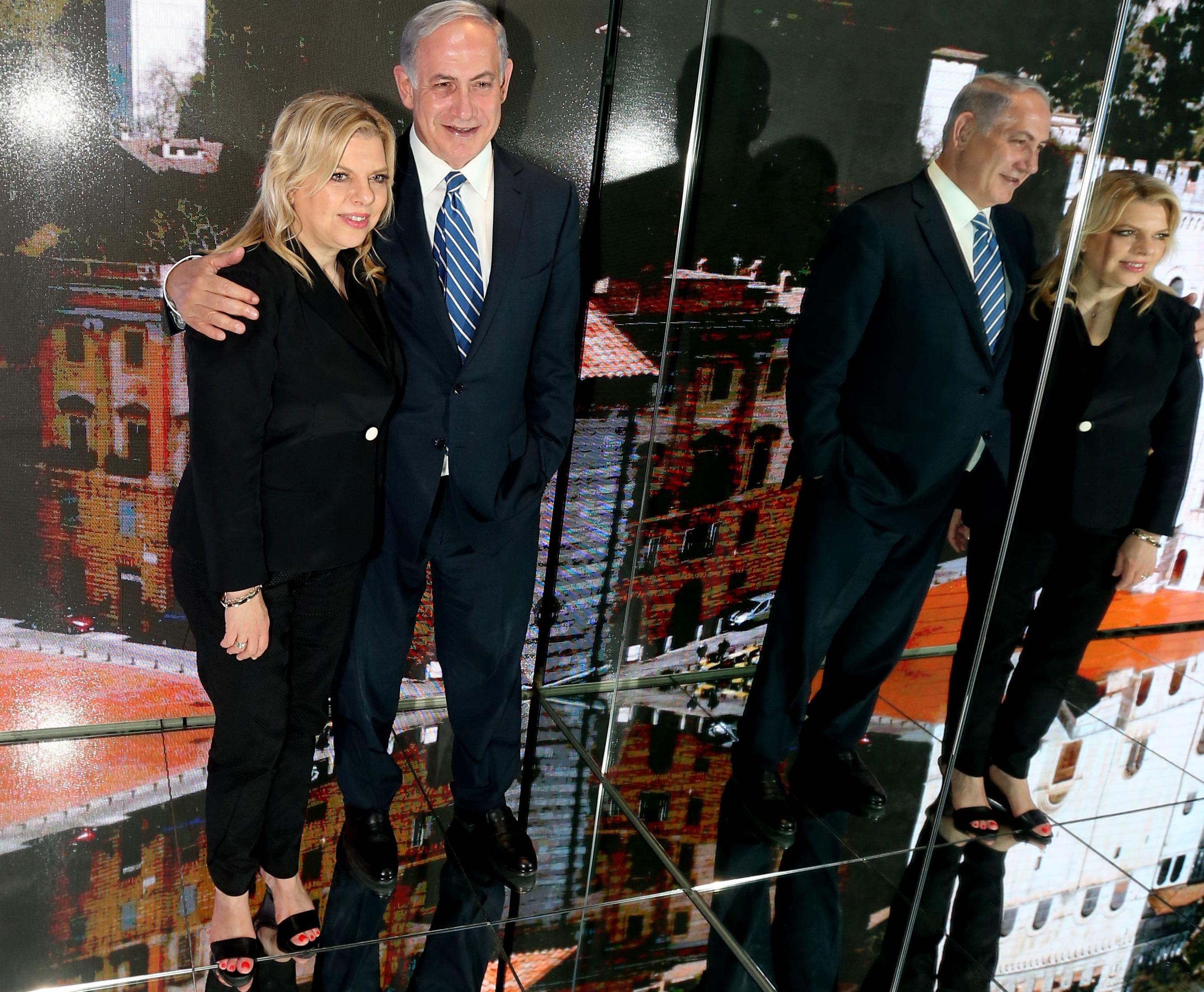 I coniugi Netanyahu nella sala della Potenza della bellezza della Mostra delle identità italiane, curata da Marco Balich per il Padiglione Italia