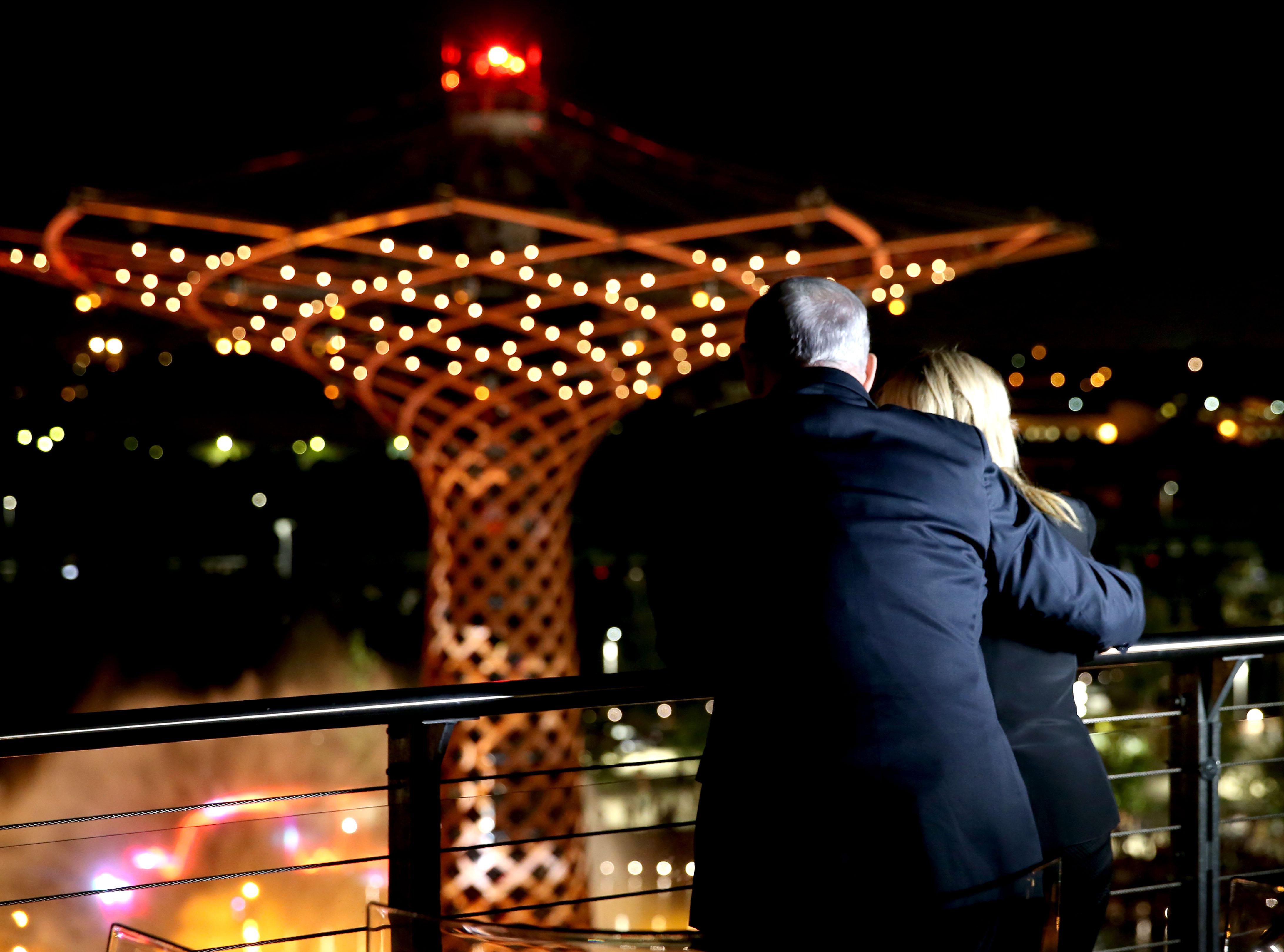 Benjamin Netanyahu e sua moglie assistono alla spettacolo dell'"Albero della vita", icona di Expo 2015, spettacolo che ha entusiasmato la signora al punto di volerlo vedere una seconda volta