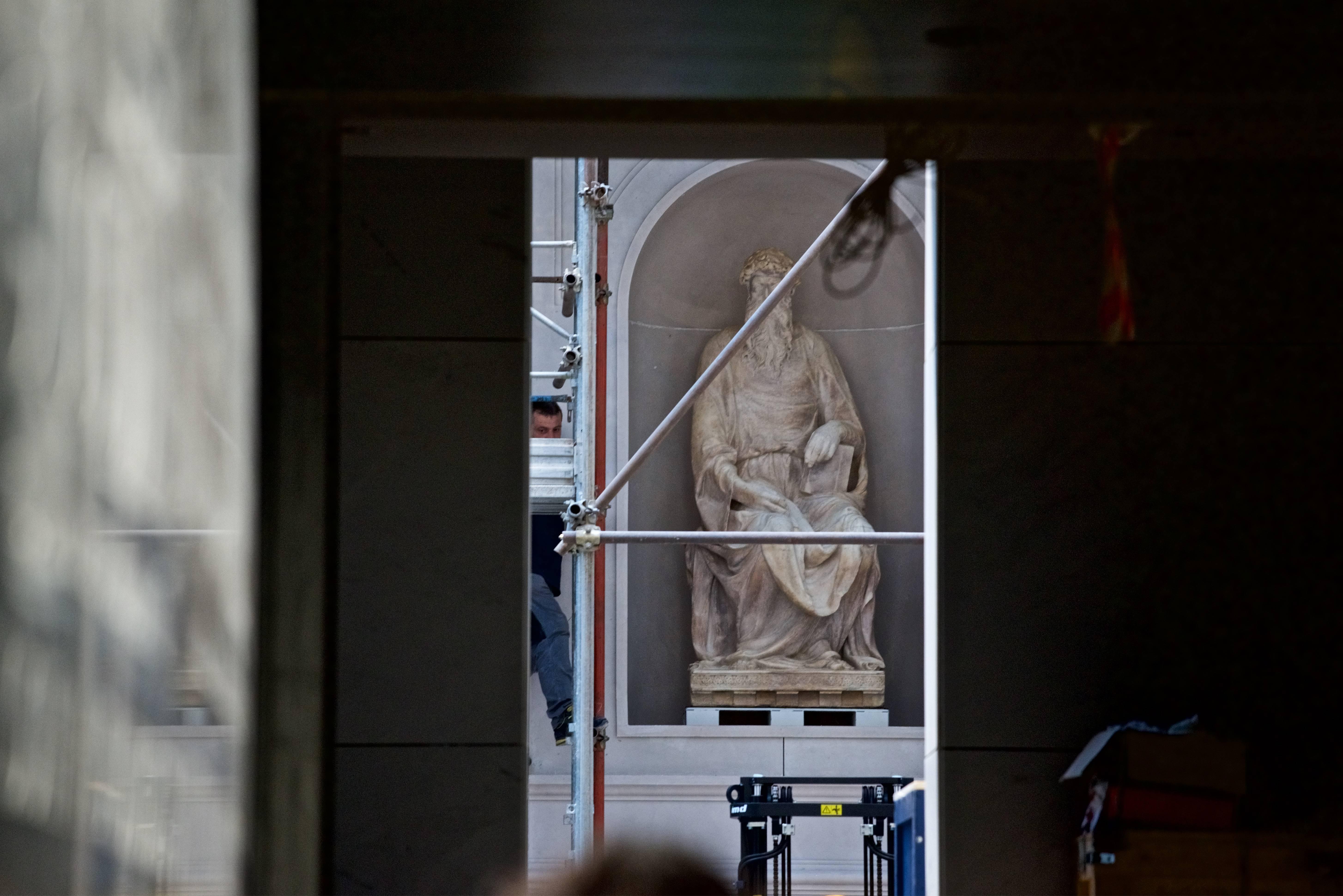 Donatello, San Giovanni Evangelista, allestimento del nuovo Museo dell'Opera del Duomo Firenze foto Opera del Duomo / Claudio Giovannini