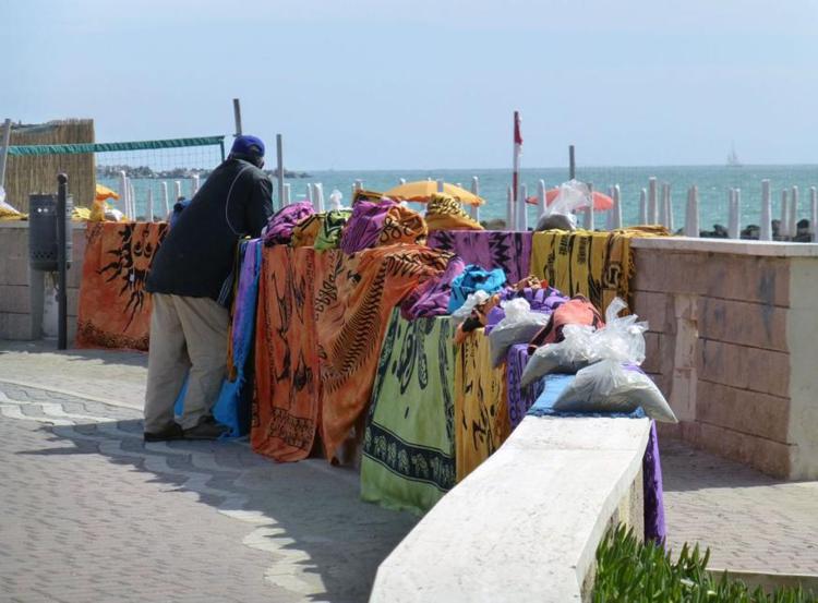 Ora i venditori ambulanti in spiaggia con catalogo di collezioni tarocche