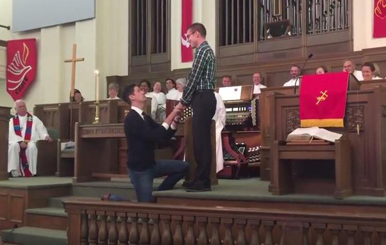 Il momento della proposta di matrimonio di Trevor al compagno Davis (Youtube/Travor Harper) 