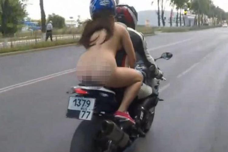 Sotto il casco... niente (tranne le scarpe): ragazza sfreccia nuda sulla moto