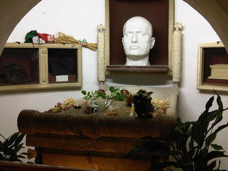 Tomba di Benito Mussolini nella Cripta di famiglia nel cimitero di Predappio (Wikipedia)