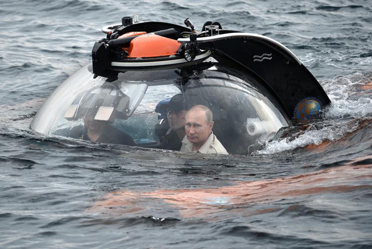 Il presidente russo Vladimir Putin s'immerge nel mar Nero a bordo di un battiscafo.  - (foto AFP)