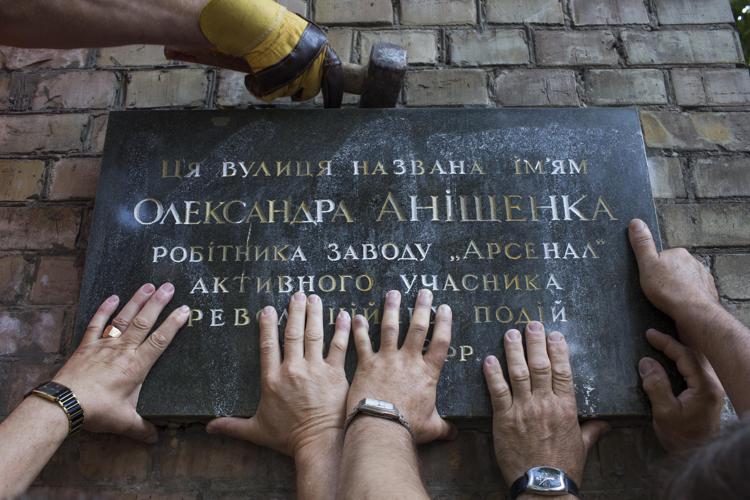 L'amministrazione della città di Kiev rimuove un memoriale sovietico dal centro della capitale ucraina (Foto Washington Post)
