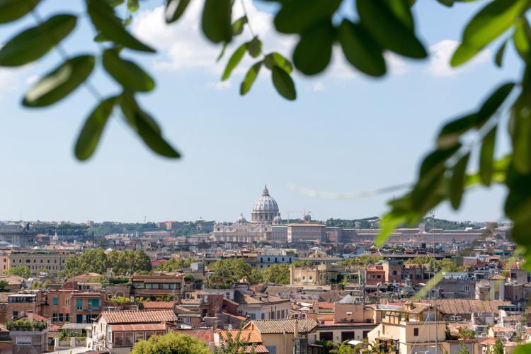 Roma con la cupola di San Pietro sullo sfondo (foto Infophoto)
