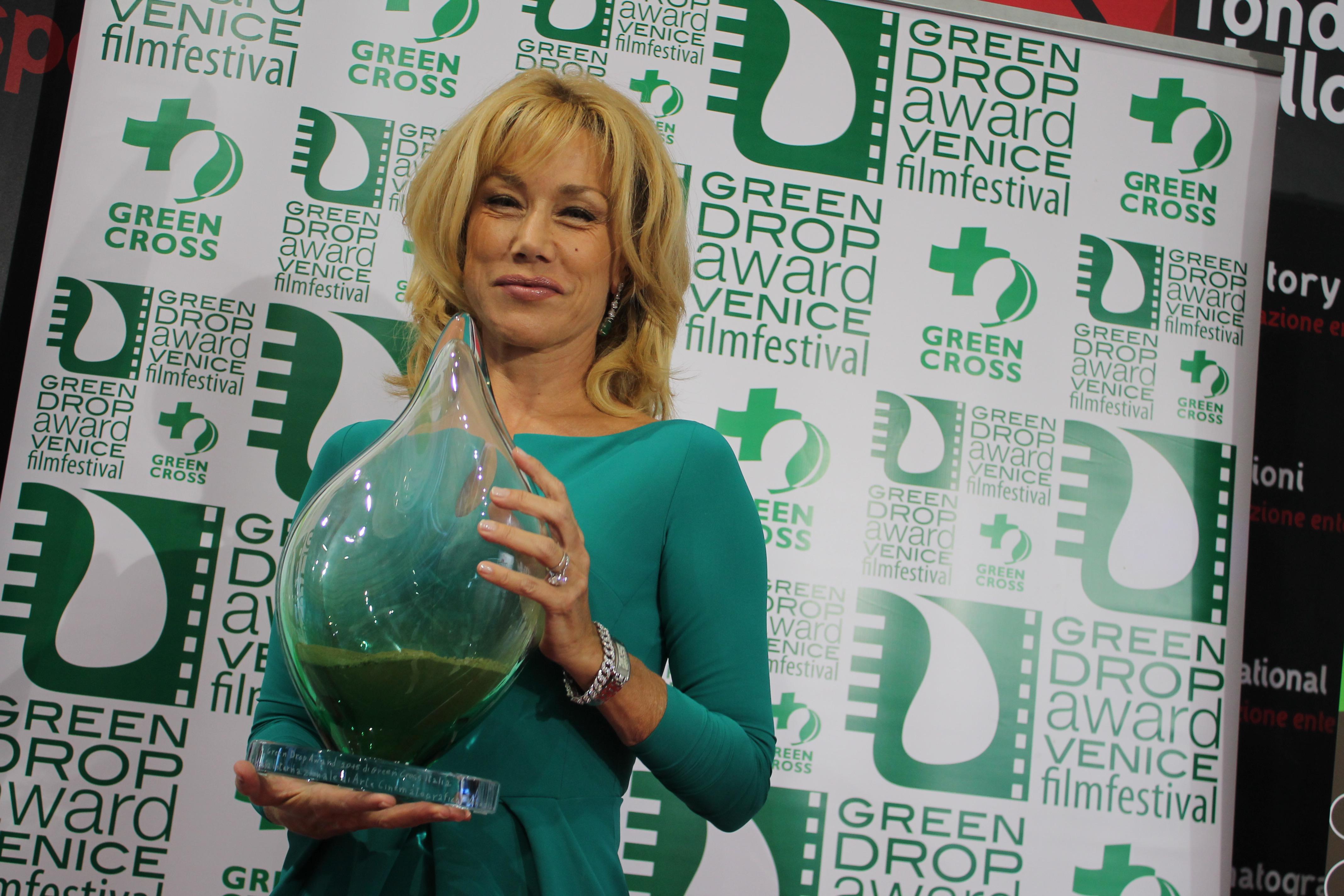 L'attrice Nancy Brilli con il trofeo Green Drop