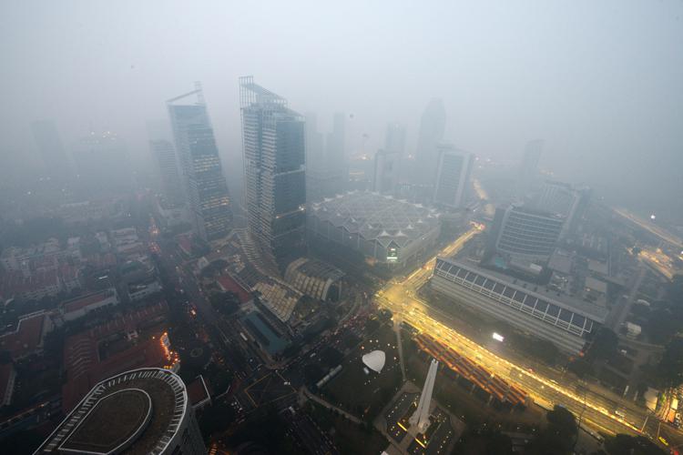 La foschia avvolge Singapore (Foto Infophoto) - INFOPHOTO