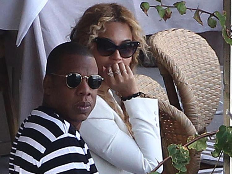 Beyoncé con indosso il braccialetto Cruciani C durante il suo compleanno a Nerano, nella foto assieme al marito, il rapper e produttore Jay-Z.