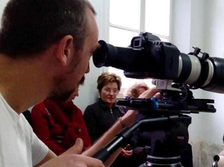 Il regista Alberto Fasulo durante le riprese di 'Genitori'