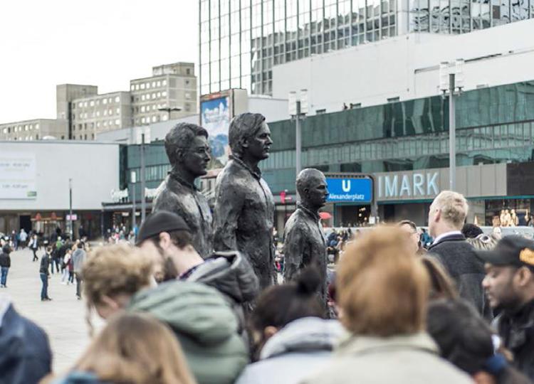 Le statue in bronzo di Snowden, Assange e Manning, nell'allestimento  a Berlino nel maggio scorso