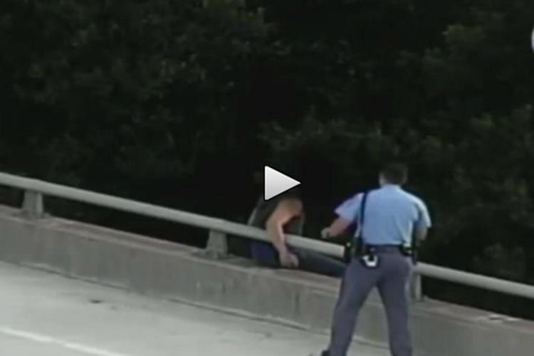 Sta per buttarsi da un ponte, poliziotto lo convince a scendere e lo abbraccia /Video