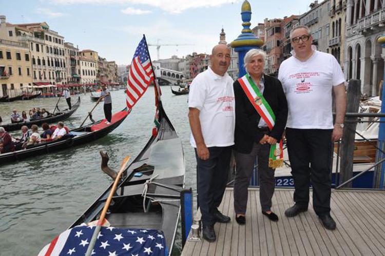 Usa: Venezia, gondola con bandiera americana in ricordo 11 settembre