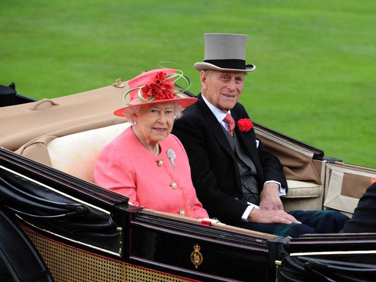 La regina Elisabetta con il principe Filippo (foto Infophoto) - INFOPHOTO