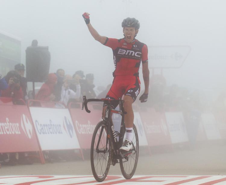 Il ciclista italiano della BMC Alessandro de Marchi celebra la vittoria nella 14esima tappa della Vuelta (Foto Afp) - AFP
