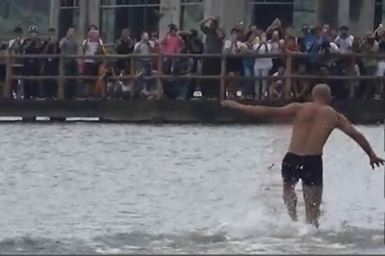 Monaco shaolin batte il record del mondo di camminata sull'acqua